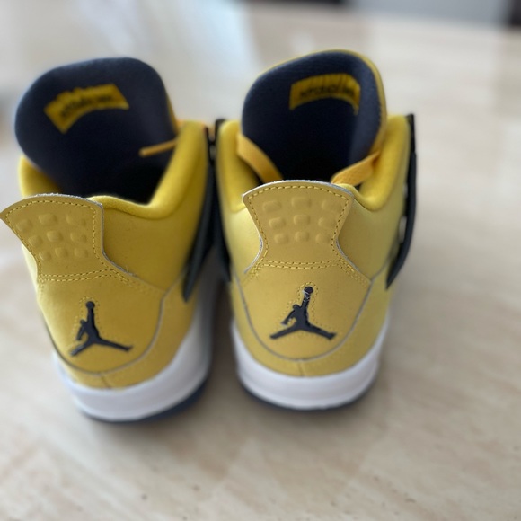 Jordan 4 Retro
Lightning (2021) (GS) - Picture 4 of 5